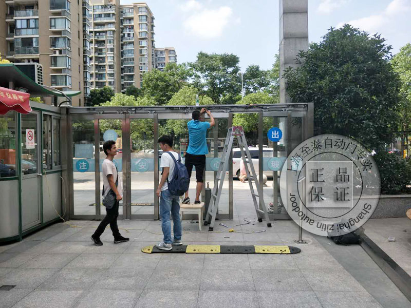 松下自动门轨道滑轮保养现场